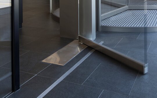 C 127 X Offset – Underfloor swing door drive