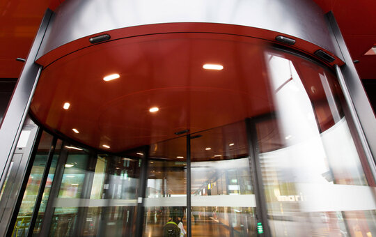 record K 21 – two-leaf revolving door with integrated automatic sliding door and two show-cases