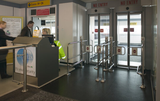 record FlipFlow WIDE – Larger gate with one pair of automatic doors, sensors and lateral guides