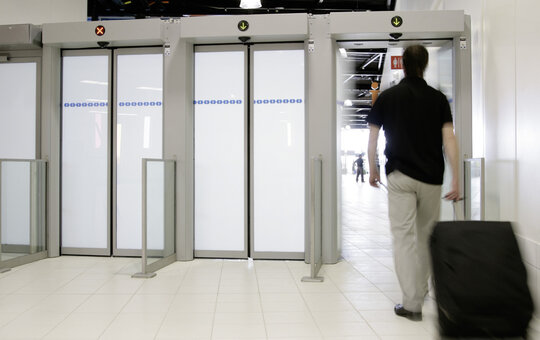 record FlipFlow WIDE – Larger gate with one pair of automatic doors, sensors and lateral guides