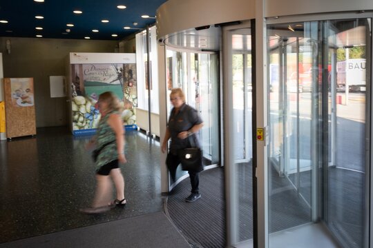 Umbau eines Eingangkarussells während des Tagesbetriebes