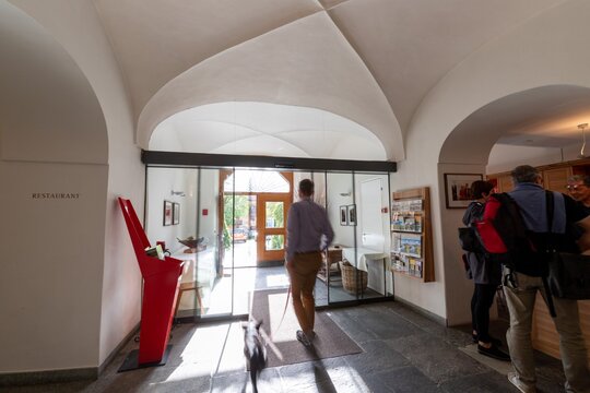 Es muss nicht immer eine neue Türe sein - Modernisierung des Windfangs im Hotel Bodenhaus Splügen