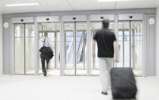 record FlipFlow TWIN – glass tunnel with 2 pairs of automatic doors and intelligent sensors.