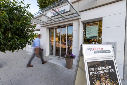 Thermisch getrennte Eingangstüre - TopPharm Storchen Apotheke Safenwil