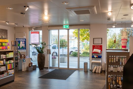 Thermisch getrennte Eingangstüre - TopPharm Storchen Apotheke Safenwil