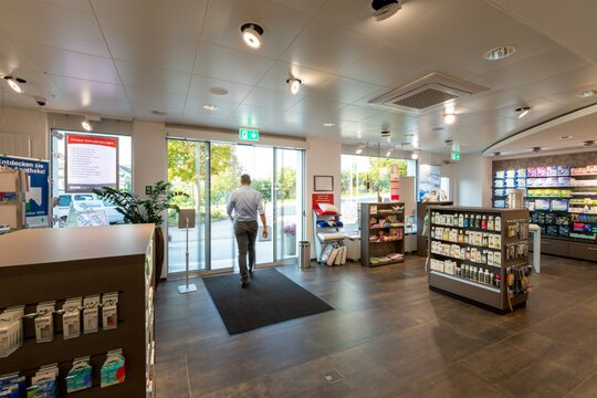 Thermisch getrennte Eingangstüre - TopPharm Storchen Apotheke Safenwil