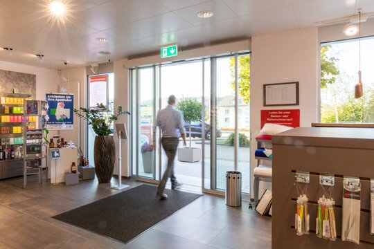 Thermisch getrennte Eingangstüre - TopPharm Storchen Apotheke Safenwil