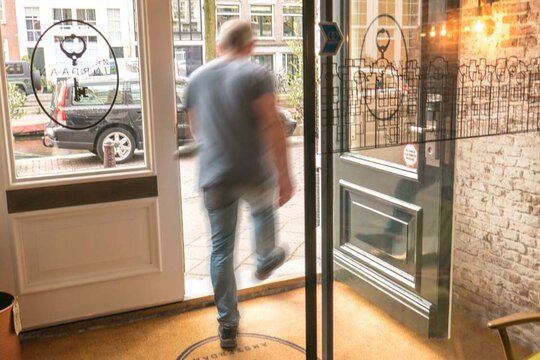 Transparante glazen pui en automatische schuifdeur met ranke profielen