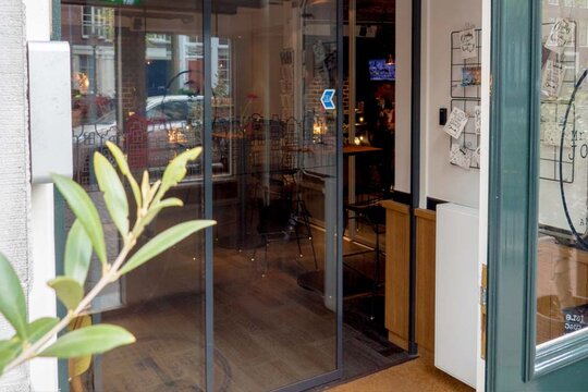 Transparante glazen pui en automatische schuifdeur met ranke profielen