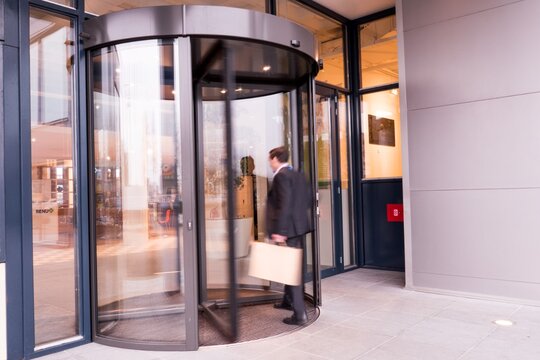 Brocacef, Maarssen: Inbraakwerende tourniquet, schuifdeuren & snellooppoorten met toegangsbadge